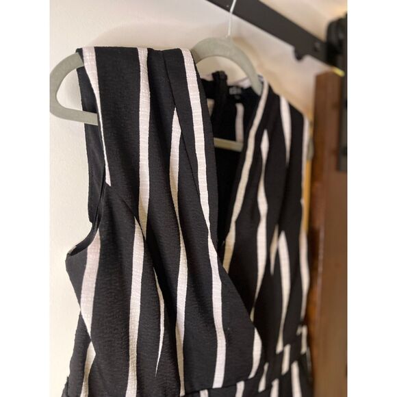 Elliatt Anthropolgie Striped Playsuit Romper Size Large - Picture 8 of 11